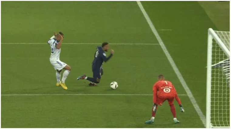 Neymar trong khoảnh khắc ăn vạ. 
