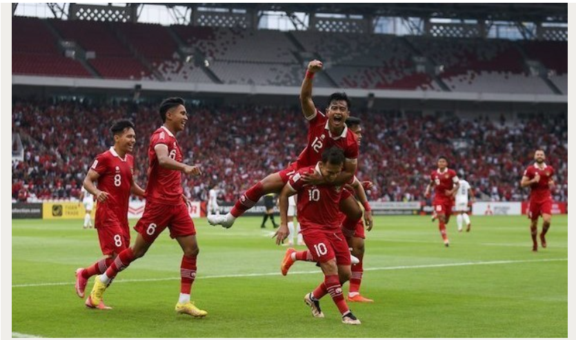 Bộ đôi Arhan và Egy vui mừng sau khi mang về bàn mở tỷ số cho Indonesia